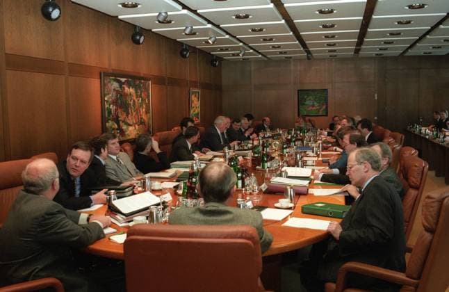 Kabinettssitzung in Bonn Im Bild u.a.: Vorne links: Norbert Blüm (1L) und Volker Rühe (2L), vorne Mitte: Wolfgang Schäuble, Bildmitte: Bundeskanzler Helmut Kohl
