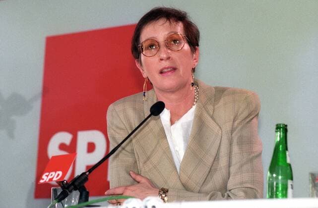 Heide Simonis (Deutschland SPD Ministerpräsidentin Schleswig Holstein) während einer Pressekonferenz der SPD zum Ausgang der Landtagswahlen