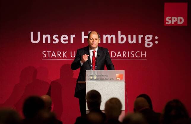 SPD-Landesvorsitzende Olaf Scholz Fototermin zum Thema: Landesvertreterversammlung der SPD Hamburg im Kongress-Zentrum CCH am 15.01.2011 in Hamburg, Germany. Die Hamburger SPD stellte am Samstag ihren Spitzenkandidaten für die vorgezogene Bürgerschaftswahl am 20. Februar 2011 auf.