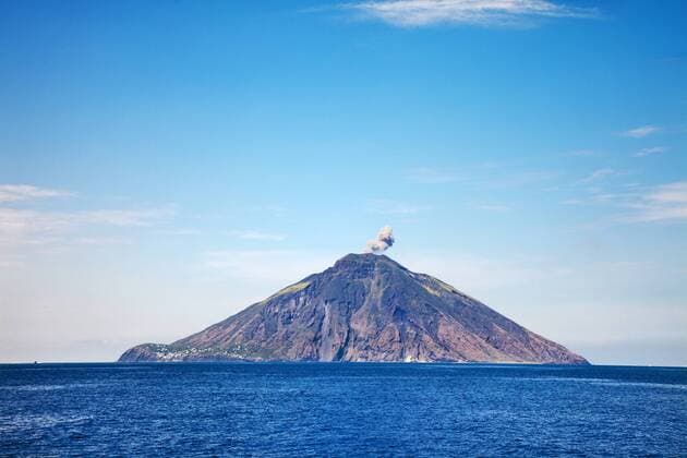  Vulkaninsel Stromboli, Liparische Inseln, Sizilien, Italien, Europa iblslu01823403
