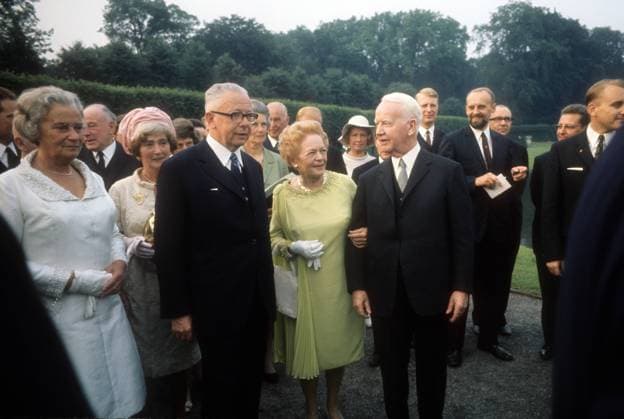 Bundespräsident Gustav Heinemann (Mitte li., BRD SPD) mit Ehefrau Hilda (li.) und seinem Amtsvorgänger Heinrich Lübke (BRD CDU) und seiner Ehefrau Wilhelmine während der Amtsübergabe in Bonn
