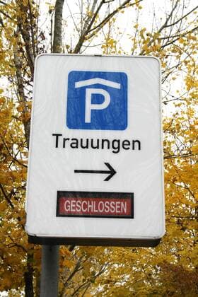 01.11.2010; Hinweisschild Parkhaus für Trauungen geschlossen am Standesamt in München