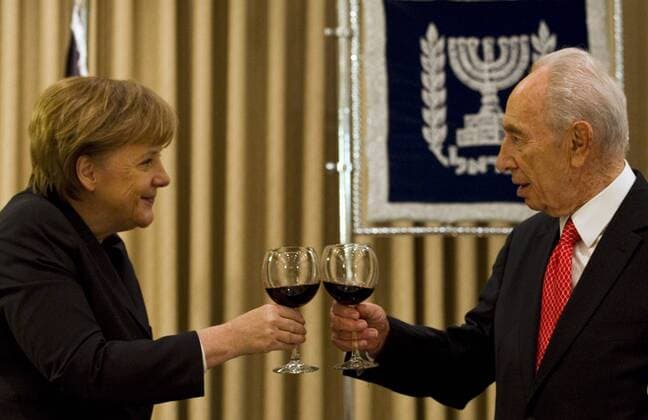 German Chancellor Angela Merkel toasts with Israel s President Shimon Peres during their meeting at Peres residence in Jerusalem, Tuesday, February 1, 2011.  JER20110201153
