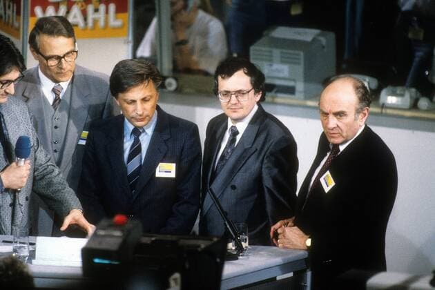 Otto Graf Lambsdorff (re., Deutschland FDP) neben Bruno Menzel (2.v.li., DDR FDP), Rainer Ortleb (3.v.li., DDR FDP) und Jürgen Schmieder (2.v.re., DDR FDP) im ZDF-Wahlstudio anlässlich der Volkskammerwahlen in der DDR