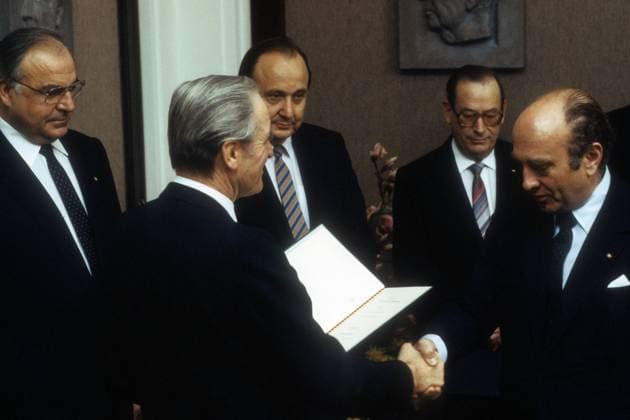 Otto Graf Lambsdorff (re., Deutschland FDP) erhält von Bundespräsident Karl Carstens (2.v.li., Deutschland CDU) die Ernennungsurkunde zum Wirtschaftsminister in Bonn - daneben: Bundeskanzler Helmut Kohl (li., Deutschland CDU), Außenminister Hans-Dietrich Genscher (Mitte li., Deutschland FDP) und Innenminister Friedrich Zimmermann (2.v.re., Deutschland CDU)