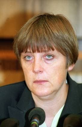 Umweltministerin Angela Merkel (Deutschland CDU) während einer Pressekonferenz anlässlich der Vorstellung des Jahresberichtes des Umweltbundesamtes in Bonn