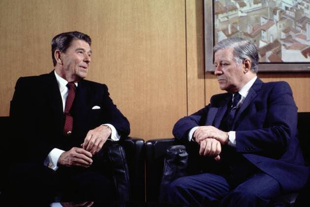 Ronald REAGAN (L), Präsident der Vereinigten Staaten, im Gespräch mit Bundeskanzler Helmut SCHMIDT, im Bundeskanzleramt, sitzen im Heckelzimmer, 09.06.1982.
