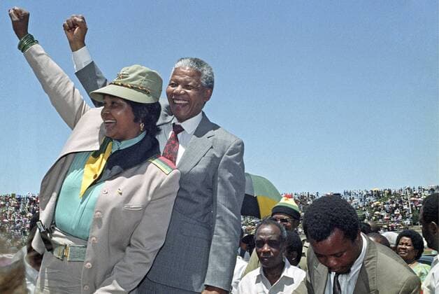 IMAGO History, Ende der Apartheid in Südafrika: 1990-1994 Isitwalandwe award ceremony BLOEMFONTEIN, SOUTH AFRICA - 8 January 1992: Struggle icons Nelson Mandela and Winnie Mandela celebrate at the award ceremony of Isitwalandwe, on the occasion of the 80th anniversary of the ANC held in Bloemfontein. The Isitwalandwe award represents the highest honour awarded by the people of South Africa, through the African National Congress, to those who have made an outstanding contribution and sacrifice to the liberation struggle. Attending the ceremony were, among others, Cyril Ramaphosa, Winnie Mandela and Mangosuthu Buthelezi. ( Gallo999164