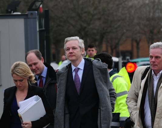 (110207) -- LONDON, Feb. 7, 2011 (Xinhua) -- Wikileaks founder Julian Assange (C) arrives at Belmarsh Magistrates Court in London to attend a two-day final hearing examining his extradition to Sweden, Feb. 7, 2011. (Xinhua Zeng Yi) (djj) BRITAIN-WIKILEAKS-ASSANGE-HEARING 