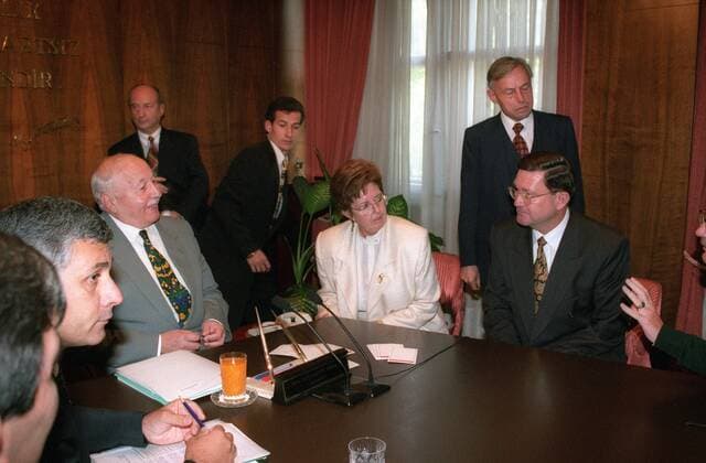 Ministerpräsident Necmettin Erbakan (Mitte li., Türkei) und Entwicklungshilfeminister Carl-Dieter Spranger (re., Deutschland CSU) während eines Treffens in Ankara