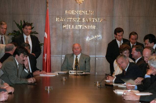 Ministerpräsident Necmettin Erbakan (Mitte, Türkei) während eines Treffens mit deutschen Diplomaten in Ankara