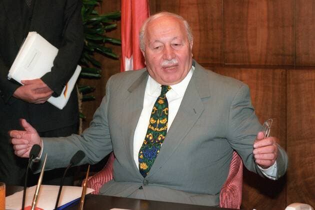 Ministerpräsident Necmettin Erbakan (Türkei) während eines Treffens mit deutschen Diplomaten in Ankara
