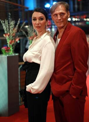 (110217) -- BERLIN, Feb. 17, 2011 (Xinhua) -- Austrian actress Ursula Strauss and actor Georg Friedrich pose for photographers during a photocall for the film Mein bester Feind ( My Best Enemy ) during the Berlinale International Film Festival on Feb. 16, 2011 in Berlin, capital of Germany. (Xinhua Luo Huanhuan) (msq) GERMANY-BERLIN-FILM FESITVAL-MEIN BESTER FEIND 