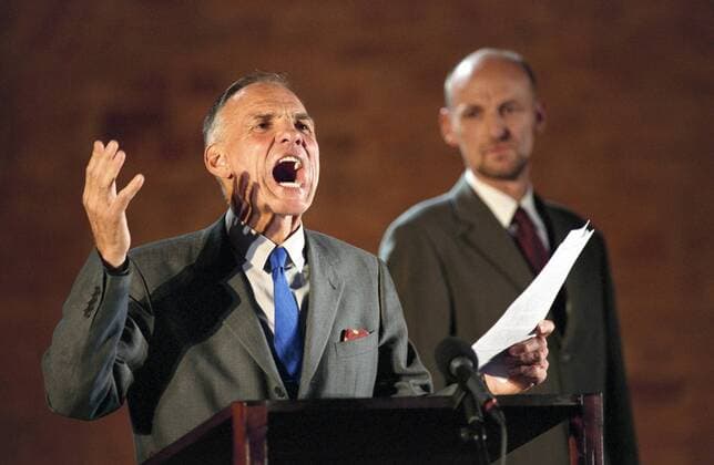 Hallwachs, Hans-Peter (Schauspieler und Regisseur), geb. 10.07.1938 in Jüterbog, Mark Brandenburg. Hier: Während der Lesung SPEECHES: KAMPF UM DAS GELOBTE LAND , Premiere am 12.09.2003 in der Parochialkirche, Berlin. ©xHolgerxFoullois xDRAMA.