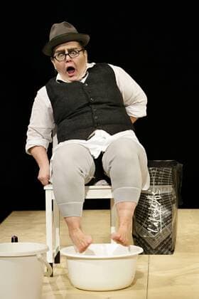 Schoenfeld, Swetlana (Schauspielerin). Hier: Als Max Gericke in Jacke wie Hose , Premiere am 28.11.2009 auf der Probebühne des Berliner Ensemble. ©xBraun drama-berlin.de