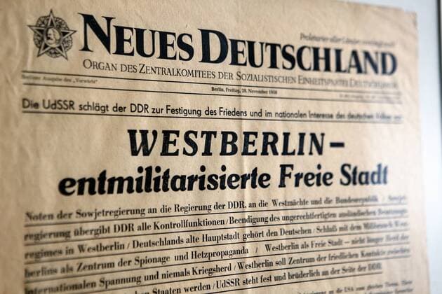 Schlagzeile Westberlin - entmilitarisierte Freie Stadt in der Zeitung Neues Deutschland Ausgabe vom 28. Novmeber 1958 gesehen im Alliierten Museum, Berlin-Zehlendorf