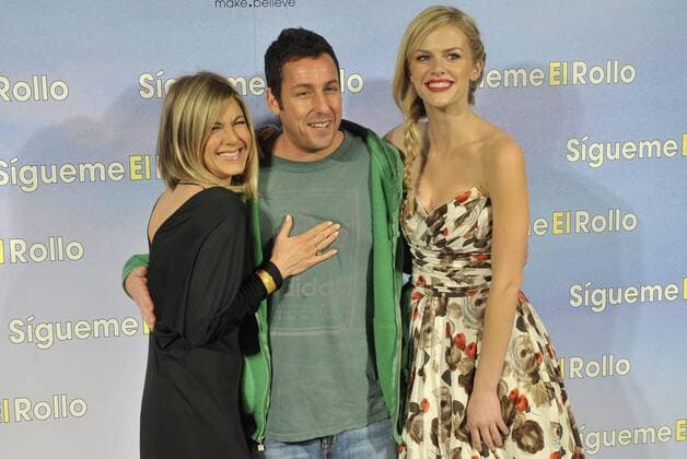 Cast members Jennifer Aniston, Adam Sandler and Brooklyn Decker (L-R) pose to promote the movie Sigueme el rollo (Just Go With It) in Madrid February 22, 2011 