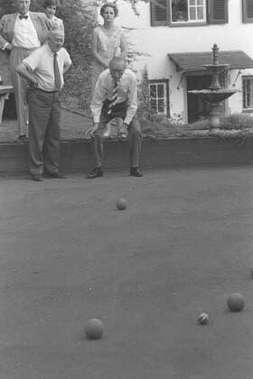 Bundeskanzler Konrad ADENAUER (links) und Oskar KOKOSCHKA (r.) spielen gemeinsam Boule Boccia im Park in Cadenabbia (Schweiz)