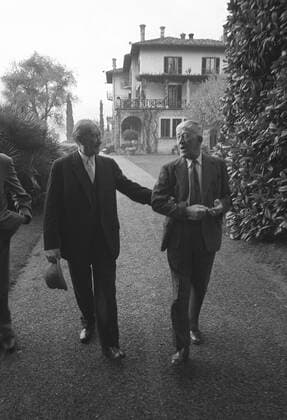 Oskar KOKOSCHKA (r.) geht mit Konrad ADENAUER einen Weg im Park der Villa La Collina (im Hintergrund zu sehen) in Cadenabbia (Schweiz), entlang