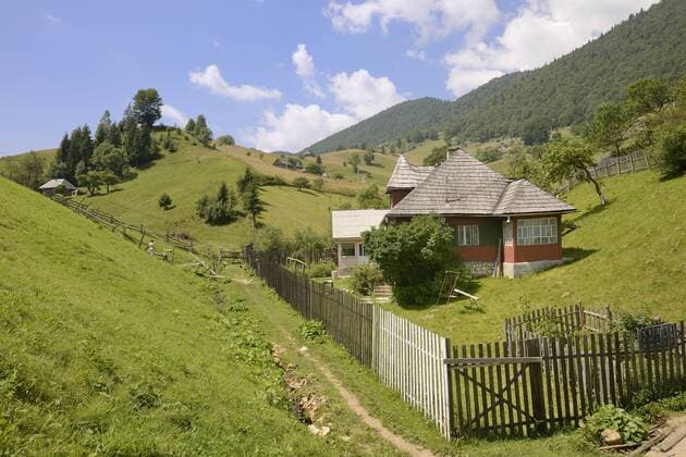 Haus in einer Senke, Streusiedlung Magura, Königsteingebirge oder Piatra-Craiului-Gebirge, Rumänien, Europa iblhan01846669