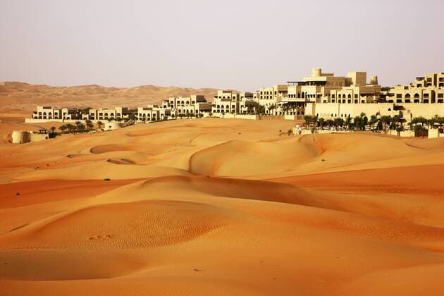 Wüsten-Luxus Hotel Anantara Qasr Al Sarab. Nahe der Oase Liwa, in der Empty Quarter genannten Sandwüste Rub Al Khali. Im Stil eines Wüstenforts gebautes Hotelresort in Mitten von hohen Sanddünen. Ca 150 Kilometer von Abu Dhabi gelegen. Abu Dhabi, Vereinigte Arabische Emirate. Wüstenhotel