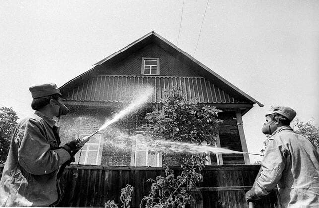 Dekontamination eines Hauses in der Sperrzone - Katastrophe von Tschernobyl 