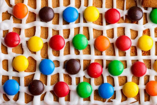 Lebkuchenhaus mit bunten Bonbons - McPHOTOx xShalamov