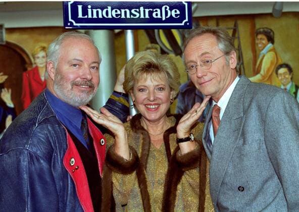 15 Jahre Lindenstraße. Mutter Beimer mit ihren beiden Ehemännern unter dem berühmten Lindenstrassenschild. Bill Mockridge (Erich Schiller) seit 1991 dabei, Marie-Luise Marjan (Helga Beimer-Schiller) und Joachim Hermann Luger (Hans Beimer) seit Folge 1 (8.Dezember 1985)