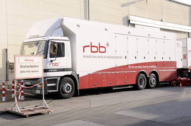 Schild Dreharbeiten und ein Ü-Wagen, Übertragungswagen des RBB Rundfunk Berlin Brandenburg aufgenommen am 21.11.2010 in Köln