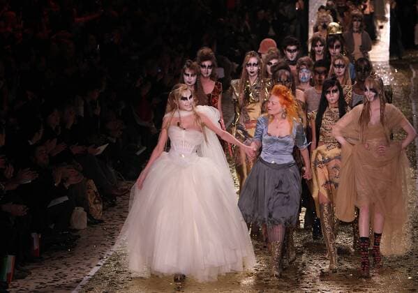 Paris, March 5 (Xinhua) -- Westwood (C, front) walks on the catwalk with her models following the presentation of her Fall-Winter 2011 2012 women s ready-to-wear fashion collection during Paris Fashion Week, in Paris, France, March 4, 2011. (Xinhua Gao Jing) (jl) FRANCE-PARIS-FASHION-VIVIENNE WESTWOOD 