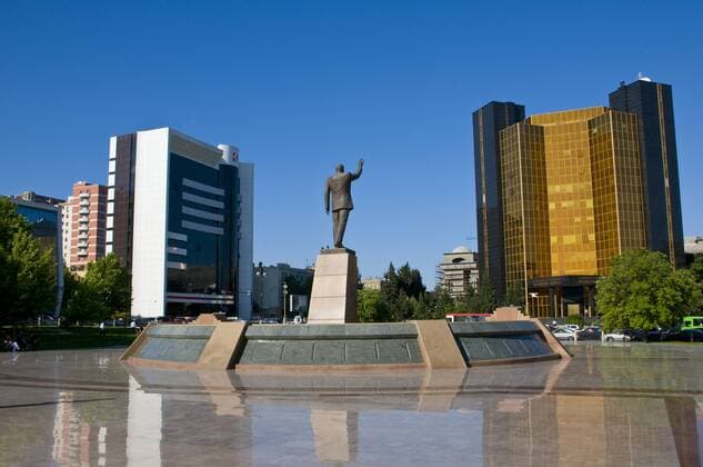 Moderne Gebäude mit Statue, Baku, Aserbaidschan, Vorderasien iblrun01855780