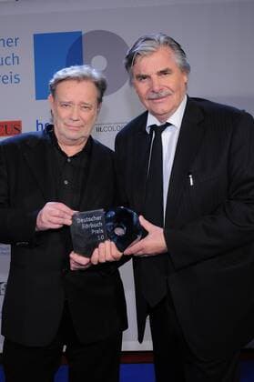 Die Preisträger und Schauspieler v.l. Gert Voss und Peter Simonischek bei dem Fototermin zur Verleihung des Deutschen Hörbuchpreises 2010 am 10.03.2010 im WDR Köln. Ausgezeichnet werden die besten und innovativsten Hörbücher des Vorjahres.