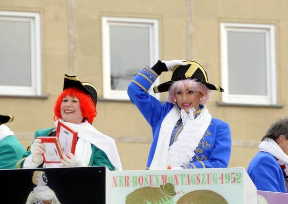 Lotti und Hildegard Krekel Rosenmontagszug zu Karneval am 15.02.2009 in Köln