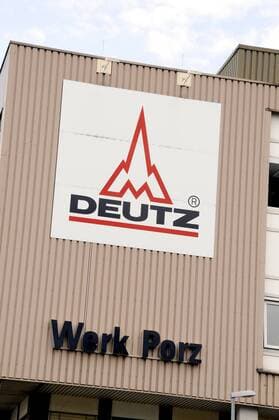 Eingang und Logo der Deutz AG in Köln Porz. Hier befindet sich der Hauptsitz der DEUTZ AG. Zugleich ist dies der zentrale Forschungs- und Entwicklungsstandort für die Kompaktmotoren von DEUTZ.
