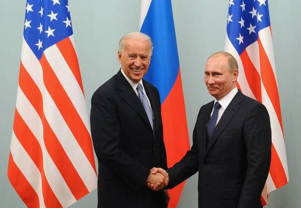 ITAR-TASS: MOSCOW, RUSSIA. MARCH 10, 2011. US vice president Joe Biden (L) and Russia s prime minister Vladimir Putin shake hands during a meeting.  Highlight RE0E25E3
