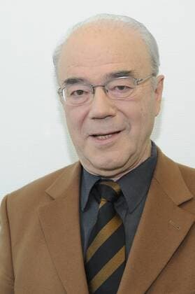 Hermann Häring emeritierter Professor für Wissenschaftstheorie und Theologie Bis zu seiner Emeritierung 2005 lehrte der Theologe an der Universität Nijmegen und leitete zugleich das dortige Interdisziplinäre Institut für Religion, Wissenschaft und Kultur. Er ist ein intimer Kenner des theologischen Kosmos von Benedikt XVI. 2001 veröffentlichte er ein Buch über Theologie und Ideologie bei Joseph Ratzinger , in dem er sich kritisch mit den Ansichten des damaligen Kardinals auseinander setzte, ihm eine antiquierte Haltung aus der Zeit der Alten Kirche und die Unfähigkeit zu einem geschwisterlichen Umgang mit anderen Theologen bescheinigte. Köln, 08.02.2009