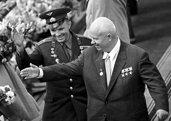 Yuri Gagarin (li.) neben Nikita Khrushchev in Moskau nach seinem ersten Raumflug.  !AUFNAHMEDATUM GESCHÄTZT!