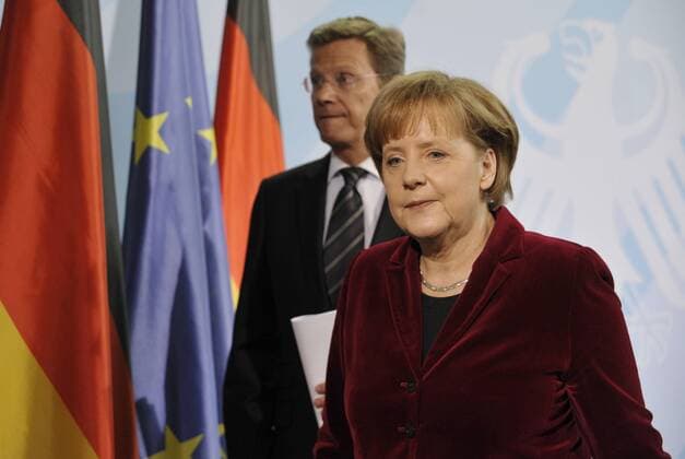 Bundesaußenminister Guido Westerwelle (GER FDP) und Bundeskanzlerin Angela Merkel (GER CDU) während eines Pressekonferenz zur Lage in Japan und zur Laufzeitverlängerung Deutscher Atomkraftwerke - Berlin