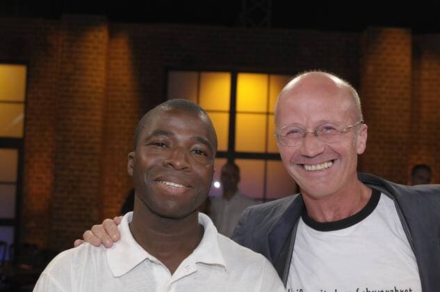 Christof Wackernagel Er war bereits ein bekannter Schauspieler, als sich Christof Wackernagel 1977 der RAF anschloss und untertauchte. Nach fast zehn Jahren Haft wurde er 1987 entlassen und war seitdem in zahlreichen Fernsehproduktionen zu sehen. Heute lebt er in Mali Westafrika. Sein ungewöhnliches Leben ist auch das Thema des Filmportraits Der Weiße mit dem Schwarzbrot , das im Juni in unsere Kinos kommt. MADOU COULIBALY Musiker aus Mali der die Musik für den Film gemacht hat 06.06.2008