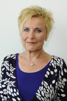 Bascha Mika Autorin ( Alice Schwarzer. Eine kritische Biografie ) und Chefredakteurin der taz Mit ihrem kritischen Journalismus und ihrer Unbestechlichkeit hat sich Bascha Mika einen Namen gemacht. 1988 fing sie bei der taz an, wurde sieben Jahre später Mitglied der damals noch dreiköpfigen Chefredaktion des links-alternativen Blattes und übernahm 1998 als alleinige Chefredakteurin dessen Leitung. Köln, 22.06.2008