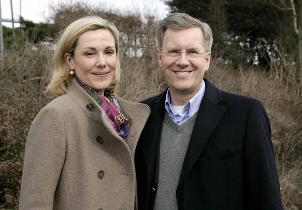 Ehrengäste - Bundespräsident Christian Wulff mit Ehefrau Bettina im Karl-Liebknecht-Stadion in Babelsberg