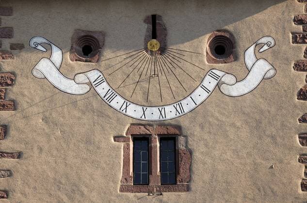 Sonnenuhr am Untertor oder Porte de France, 14. Jhd., Rue de Conseille, Turckheim, Elsass, Frankreich, Europa iblmzc01866434