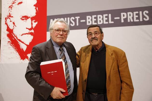 Berlin, den 21.03.2011 Willy-Brandt-Haus Verleihung des August-Bebel-Preis an den Soziologen Oskar Negt in der SPD-Parteizentrale Foto: Oskar Negt, Soziologe, links, Preisträger des August-Bebel-Preis 2011 und rechts Günter Grass, Schriftsteller und Gründer der August-Bebel-Stiftung.