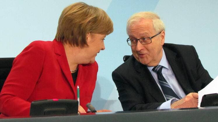 Berlin : Angela MERKEL, CDU, Bundeskanzlerin und CDU-Vorsitzende mit Rainer BRÜDERLE, Bundeswirtschaftsminister und stellv. Vorsitzender der FDP, aufgenommen während der Pressekonferenz nach dem Treffen mit den Ministerpräsidenten derjenigen Länder, in denen ATOMKRAFTWERKE betrieben werden