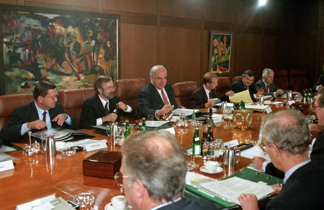 Bundeskanzler Helmut Kohl (Mitte, Deutschland CDU) leitet entspannt eine Kabinettssitzung in Bonn
