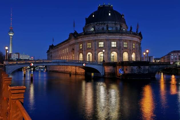 Das Bode-Museum zur Blauen Stunde, Museumsinsel, UNESCO Weltkulturerbe, Berlin, Deutschland, Europa ibxbdh01874401