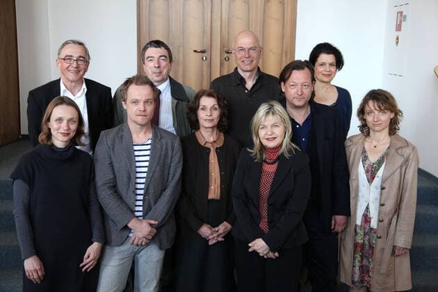 Senta Berger (5L), Matthias Köberlin (3L), Christina Große (R), Matthias Brandt (3R), Regisseur Hartmut Schoen (5R) und Bernhard Leute (4L) mit den Hauptakteuren und Schauspielerkollegen beim Pressetermin zum ARD Fernsehfilm In den besten Jahren am 28.3.2011 in Köln In den besten Jahren (ARD) mit Senta Berger in Köln, 2011 