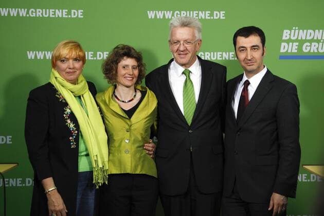 Berlin, den 28.03.2011 Pressekonferenz von Bündnis 90 Die Grünen zum Wahlausgang in Baden-Württemberg und Rheinland-Pfalz Foto: v.l.n.r. Claudia Roth, Bundesvorsitzende Bündnis 90 Die Grünen, Eveline Lemke, Spitzenkandidatin von Bündnis 90 Die Grünen in Rheinland-Pfalz, Winfried Kretschmann, Spitzenkandidat und designierter Ministerpräsident von Baden-Württemberg und Cem Özdemir, Bundesvorsitzender Bündnis 90 Die Grünen.