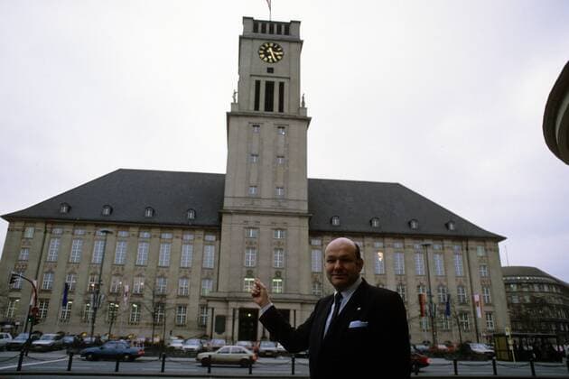 Walter Momper (Deutschland SPD Regierender Bürgermeister von Berlin) vor dem Schöneberger Rathaus in Berlin