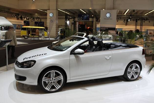 VW Golf Cabrio (Baujahr 2011, Deutschlandpremiere), Oldtimermesse Autoausstellung Techno Classica Essen (30.03.-03.04.2011), Messe Essen, Essen (D).
